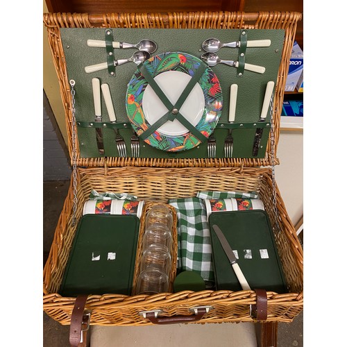 400 - WICKER PICNIC BASKET