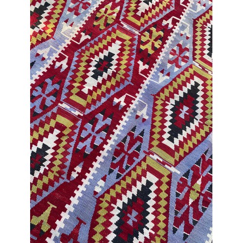 131 - GEOMETRIC PATTERNED CARPET 325CM x 168CM