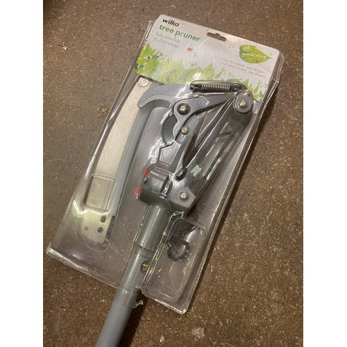 122 - WILKO TREE PRUNER