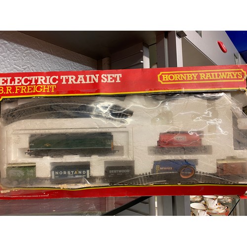 164 - HORNBY ELECTRIC TRAIN SET BR FREIGHT, HORNBY 00 GAUGE KNELLER HALL LOCO AND TENDER, AND OTHER RELATE... 