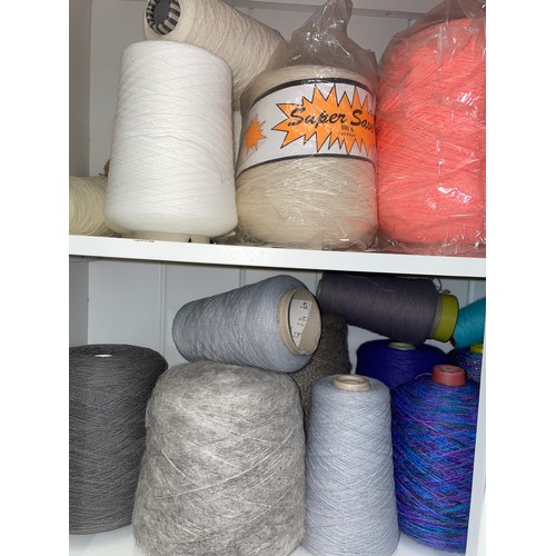 77 - LARGE QUANTITY OF WOOL AND WOOL CONES - VARIOUS COLOURS