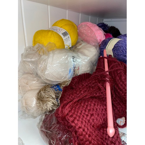 77 - LARGE QUANTITY OF WOOL AND WOOL CONES - VARIOUS COLOURS