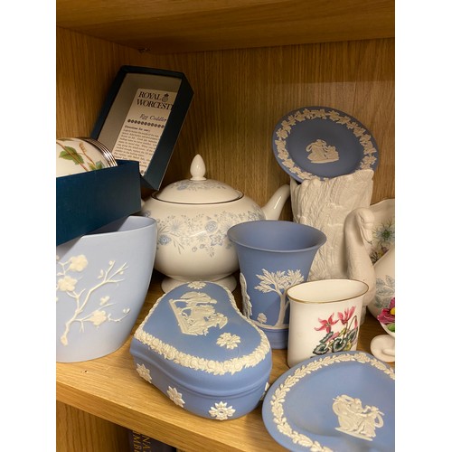 240 - MISCELLANEOUS CERAMICS INCLUDING PORTMEIRION SWAN VASES, WEDGWOOD JASPER WARE AND FLORAL ENCRUSTED O... 