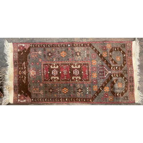 412 - THREE GEOMETRIC AND FLORAL-PATTERNED RUGS 125 X 84CM, 100 X 50CM, AND 85 X 110CM APPROX