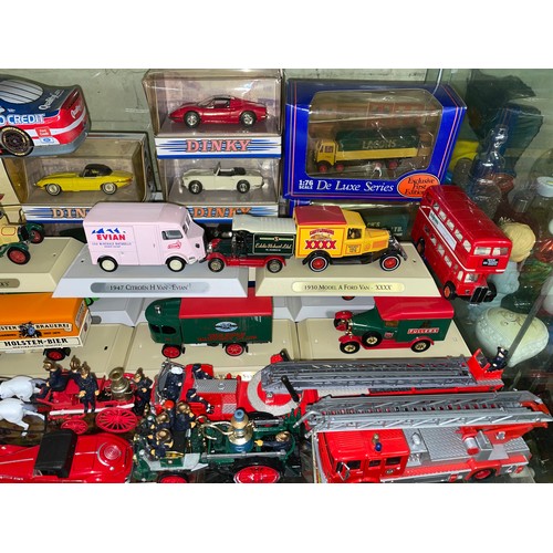 277 - SHELF OF BOXED AND UNBOXED DIECAST MODEL CARS, VINTAGE DELIVERY WAGONS, BUSES, AND FIRE ENGINES INCL... 