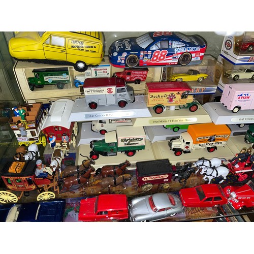 277 - SHELF OF BOXED AND UNBOXED DIECAST MODEL CARS, VINTAGE DELIVERY WAGONS, BUSES, AND FIRE ENGINES INCL... 