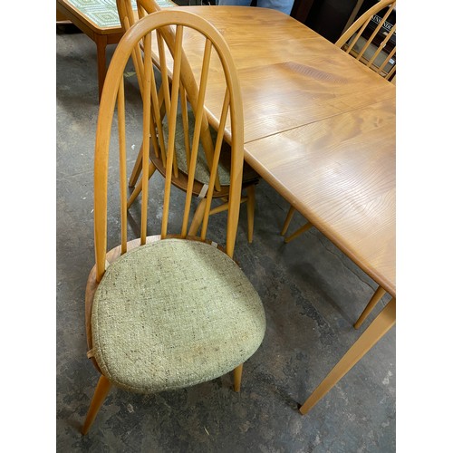 55 - LIGHT ERCOL EXTENDING DINING TABLE WITH FOUR QUAKER BACK WINDSOR CHAIRS (NO.365)