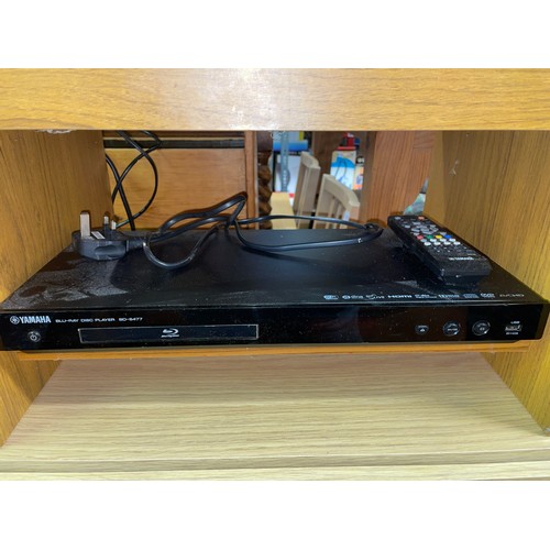 75 - PHILLIPS TV AND A YAMAHA BLU RAY DISC PLAYER