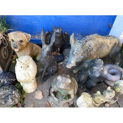 221 - SELECTION OF STONE AND RESIN GARDEN ANIMAL FIGURES INCLUDING WILD BOAR, FROGS, BIRDS