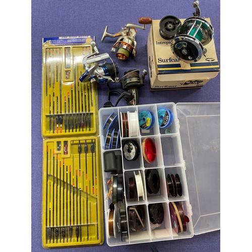 375 - YUMOSHI FIXED SPOOL REEL, ONE OTHER, CLEAR COMPARTMENTED BOX OF LINES AND SPOOLS, TWO PACKS OF FISHI... 