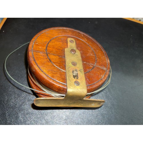 385 - VINTAGE WOODEN NOTTINGHAM STYLE CENTRE PIN FISHING REEL