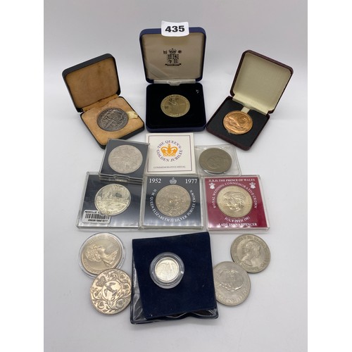 435 - CASED QE II 2ND JUNE 1953 MEDALLION, CHURCHILL CROWN, 2002 QUEENS GOLDEN JUBILEE COMMEMORATIVE MEDAL... 