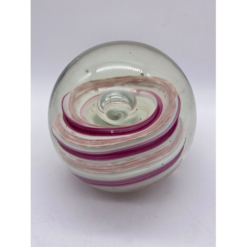 452 - SELECTION OF GLASS PAPERWEIGHTS INC. CAITHNESS (ACROBAT AND FASCINATION), ANIMAL EXAMPLES, ALADDINS ... 