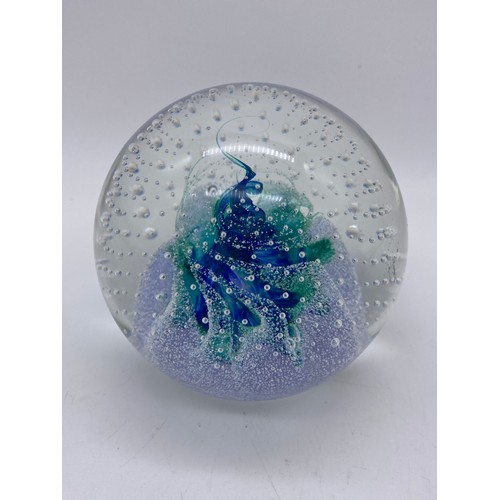 452 - SELECTION OF GLASS PAPERWEIGHTS INC. CAITHNESS (ACROBAT AND FASCINATION), ANIMAL EXAMPLES, ALADDINS ... 