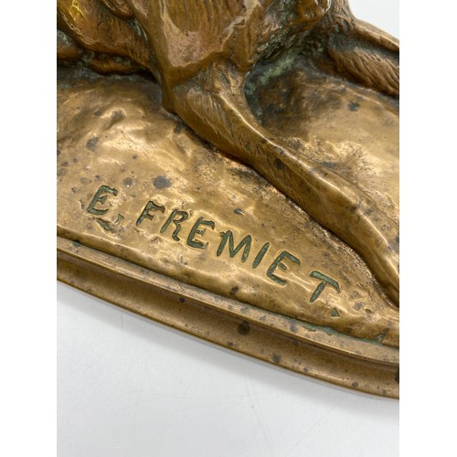 473 - ANIMALIER BRONZE OF A RECUMBENT RETRIEVER BARES SIGNATURE E. FREMIET