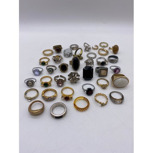 498 - LARGE QUANTITY OF GOLD COLOURED AND WHITE METAL DRESS RINGS