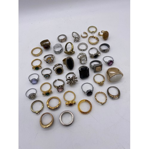 498 - LARGE QUANTITY OF GOLD COLOURED AND WHITE METAL DRESS RINGS