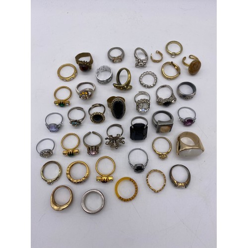 498 - LARGE QUANTITY OF GOLD COLOURED AND WHITE METAL DRESS RINGS