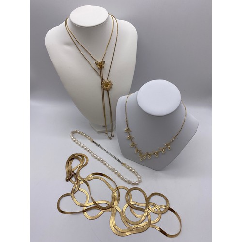 504 - GOLD PLATED HERRINGBONE THREE STRAND NECKLACE, SENSO DI DONNA SIMULATED PEARL AND STONE SET NECKLACE... 