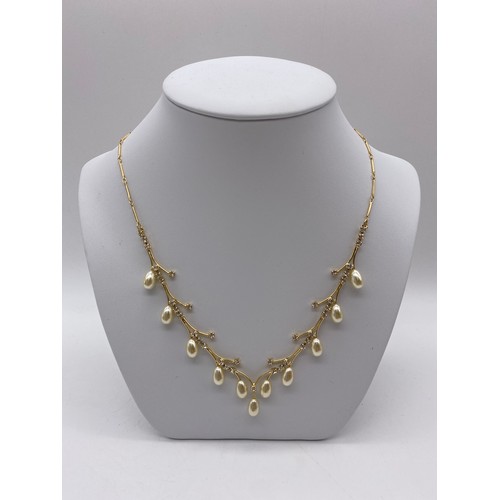 504 - GOLD PLATED HERRINGBONE THREE STRAND NECKLACE, SENSO DI DONNA SIMULATED PEARL AND STONE SET NECKLACE... 