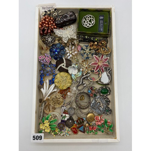 509 - TRAY OF COSTUME JEWELLERY INCLUDING FLORAL SPRAY BEAD AND PARVE SET BROOCHES, ENAMEL BROOCHES, PIN B... 