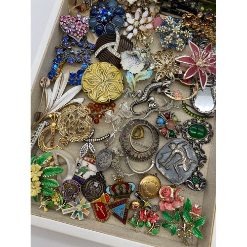 509 - TRAY OF COSTUME JEWELLERY INCLUDING FLORAL SPRAY BEAD AND PARVE SET BROOCHES, ENAMEL BROOCHES, PIN B... 