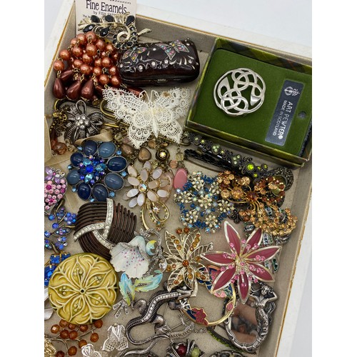 509 - TRAY OF COSTUME JEWELLERY INCLUDING FLORAL SPRAY BEAD AND PARVE SET BROOCHES, ENAMEL BROOCHES, PIN B... 