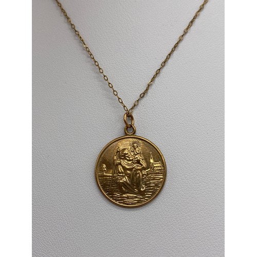 512 - 9CT GOLD ST CHRISTOPHER DISC PENDANT ON A TRACE CHAIN