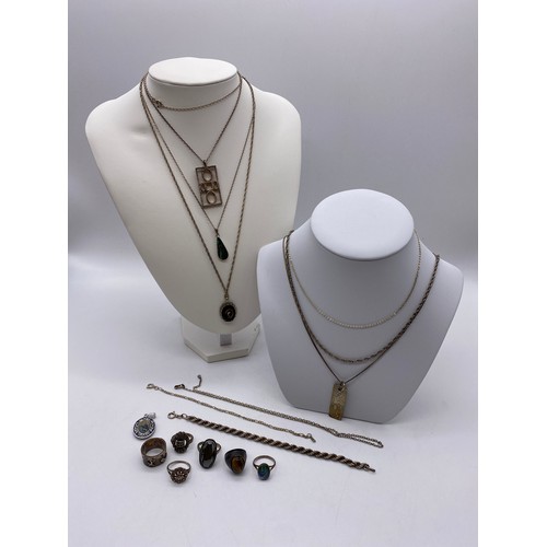 551 - SELECTION OF SILVER AND WHITE METAL TRACE CHAINS, BRUTALIST PENDANT, SIGNET RINGS AND TIGERS EYE SET... 