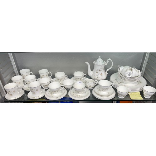 241 - MAYFAIR WHITE DAISYS BONE CHINA TABLE SERVICE