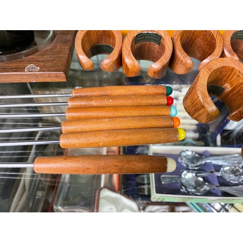 259 - DAMASCUS INSPIRED NOVELTY CIGARETTE BOX, TEAK NAPKIN RINGS, FONDUE FORKS, AND BOXWOOD THEMOMETER