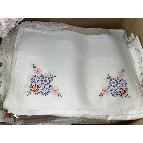 278 - BOX CONTAINING EMBROIDERED AND LACE LINEN AND DOILIES