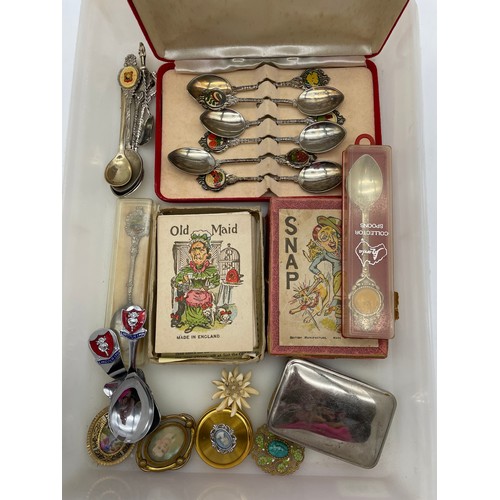 467 - TRAY OF ELECTRO PLATED ENAMEL TEA SPOONS, SNAP CARDS, PINCHBECK BROOCH, AND OTHERS