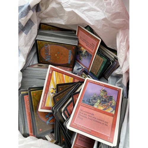 465 - LARGE QTY OF MAGIC THE GATHERING TRADING CARDS, LORD OF THE RINGS TRADING CARDS, AND SELECTION OF DA... 