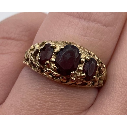 509 - 9CT GOLD THREE STONE GARNET RING SIZE N 3.5G