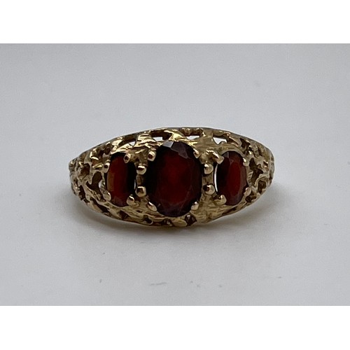 509 - 9CT GOLD THREE STONE GARNET RING SIZE N 3.5G