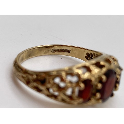 509 - 9CT GOLD THREE STONE GARNET RING SIZE N 3.5G