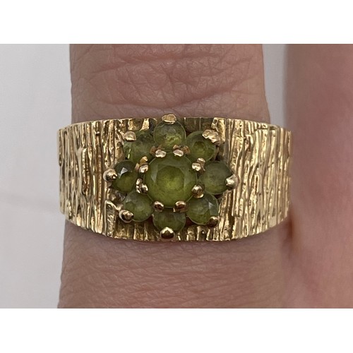 511 - 9CT BARK EFFECT RING WITH PERIDOT CLUSTER SIZE M 3.2G APPROX