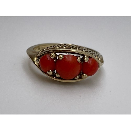 512 - 9CT CORAL CABOCHON THREE STONE SET RING SIZE L 3G APPROX