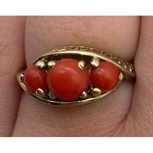 512 - 9CT CORAL CABOCHON THREE STONE SET RING SIZE L 3G APPROX