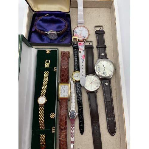 513 - SELECTION OF LADIES AND GENTS LEATHER AND LINK WRIST WATCHES INCLUDING CITIZEN, QUARTZ, TIMEX, AND C... 