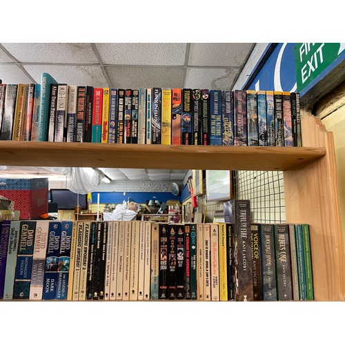 519 - THREE SHELVES OF HARDBACK AND MAINLY PAPER BACK SCIENCE FICTION AND FANTASY NOVELS INCLUDING ALAN DE... 