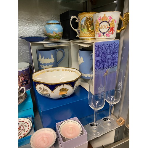 549 - SHELF OF THE OFFICIAL ROYAL COLLECTION COMMEMORATIVE MUGS, TRINKET BOXES AND PIN DISHES AND A CARTON... 