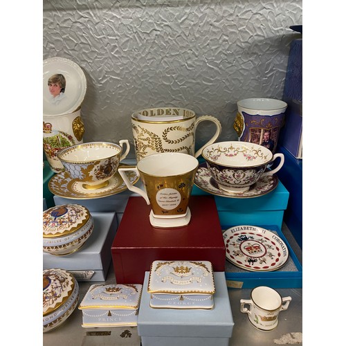 549 - SHELF OF THE OFFICIAL ROYAL COLLECTION COMMEMORATIVE MUGS, TRINKET BOXES AND PIN DISHES AND A CARTON... 