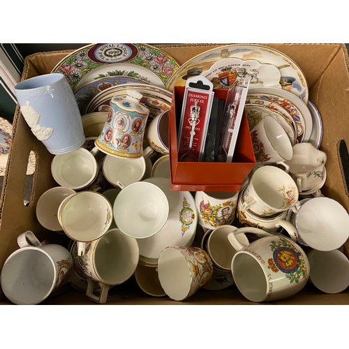 549 - SHELF OF THE OFFICIAL ROYAL COLLECTION COMMEMORATIVE MUGS, TRINKET BOXES AND PIN DISHES AND A CARTON... 