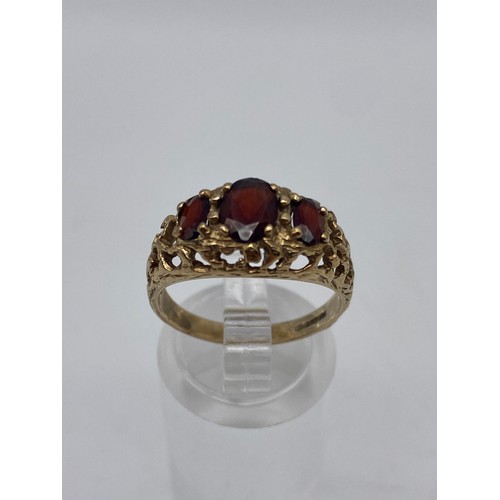 509 - 9CT GOLD THREE STONE GARNET RING SIZE N 3.5G