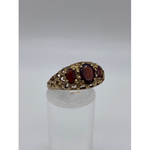 509 - 9CT GOLD THREE STONE GARNET RING SIZE N 3.5G