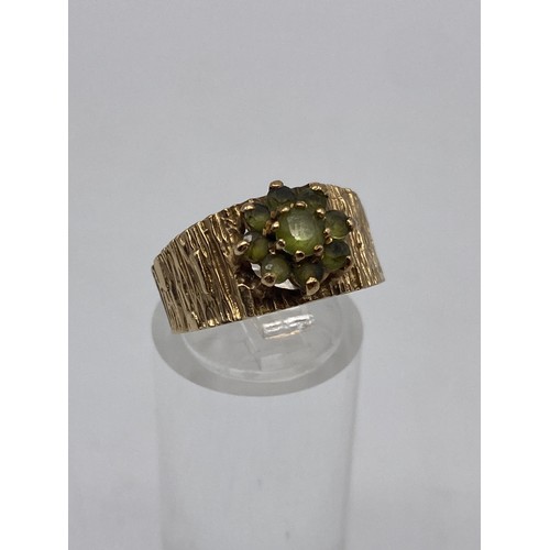 511 - 9CT BARK EFFECT RING WITH PERIDOT CLUSTER SIZE M 3.2G APPROX