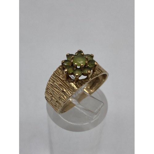 511 - 9CT BARK EFFECT RING WITH PERIDOT CLUSTER SIZE M 3.2G APPROX