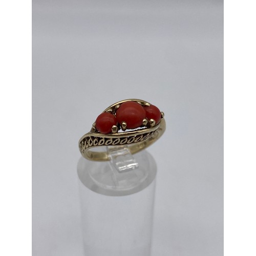 512 - 9CT CORAL CABOCHON THREE STONE SET RING SIZE L 3G APPROX